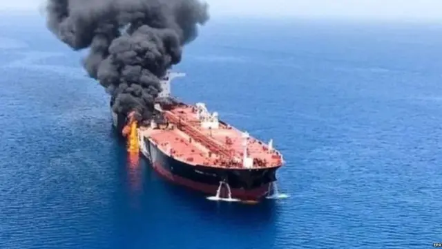 तेलवाहू जहाजाला लागलेली आग