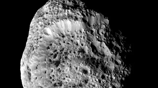 Гиперион. Снимок "Кассини" 6 декабря 2005 года.