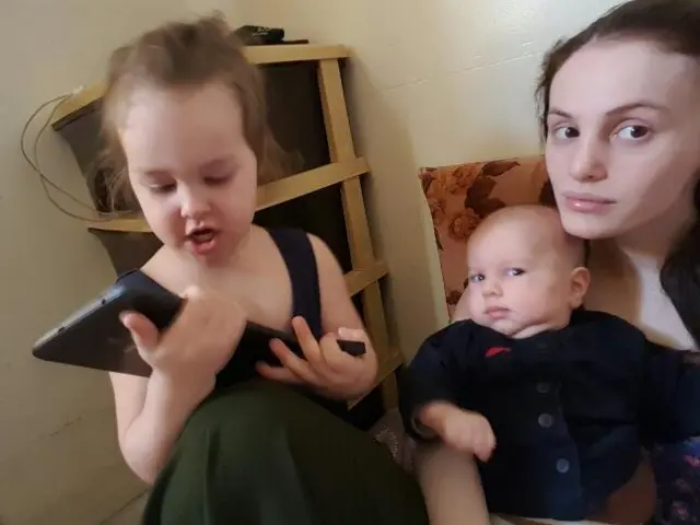 Седа с сыном и дочерью