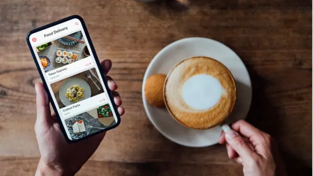 অনলাইনে খাবার অর্ডার।