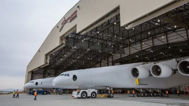 Stratolaunch en el hangar