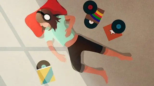 Une jeune femme allongée avec des écouteurs, entourée de disques vinyles.