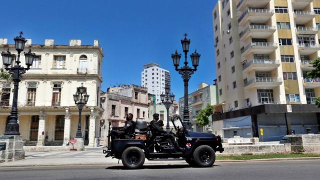 Patrulha policial em Havana