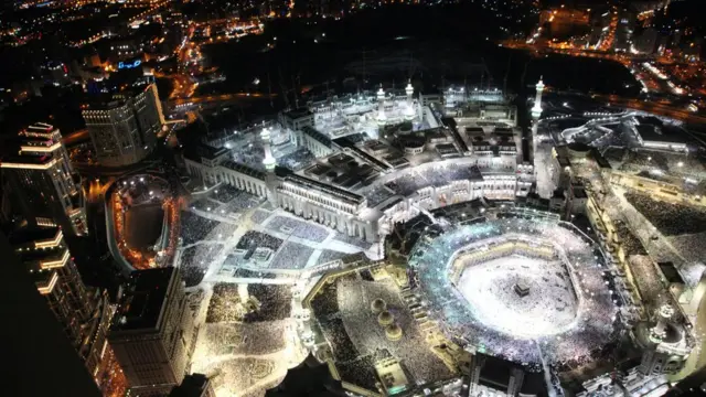 সৌদি আরবের মক্কায় অবস্থিত কাবা মুসলমানদের কাছে সবচেয়ে পবিত্র মসজিদ