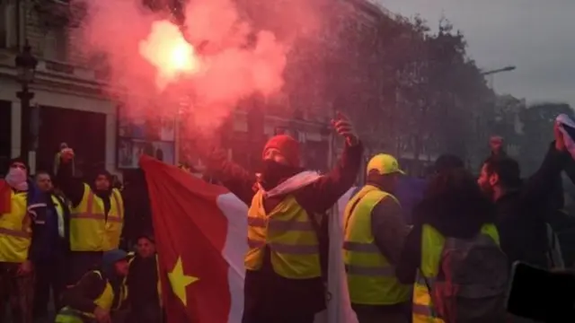 протустувальник в Парижі