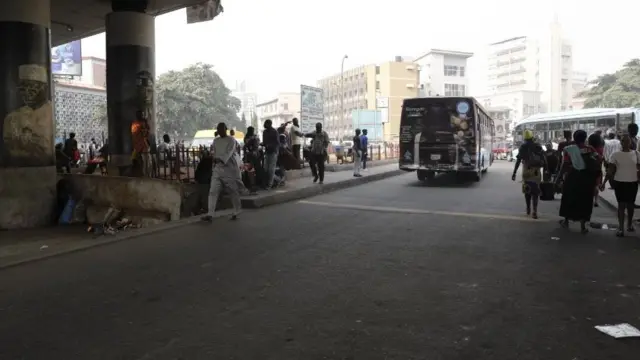 Mutane da motoci na wucewa a kan titi bayan an haramta acaba a Legas