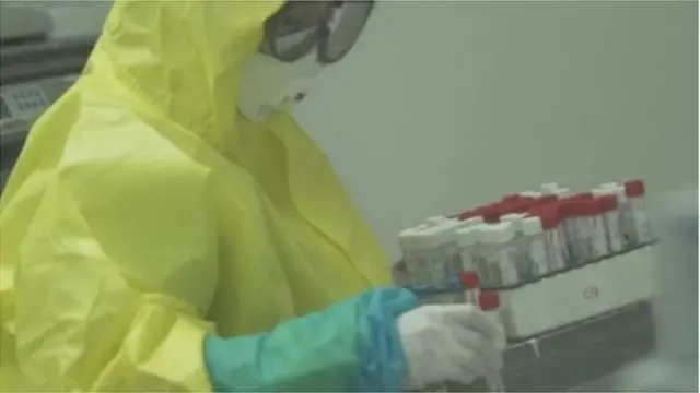 પરીક્ષણ કરતાં તબીબ