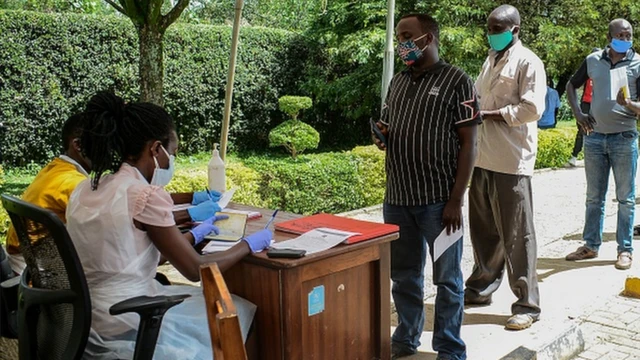 Madareva wa malori ya masafa marefu wakizubiri kupimwa Covid-19 katika mpaka wa Malaba