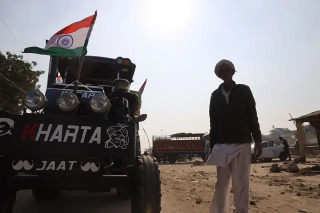 దిల్లీ సరిహద్దుల నుంచి ఇళ్లకు తిరిగి వెళ్తున్న రైతులు