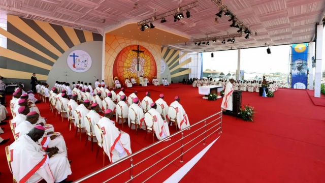 Папа Франциск служит мессу в аэропорту Киншасы "Ндоло" на итальянском, его слова переводят на французский - официальный язык ДР Конго