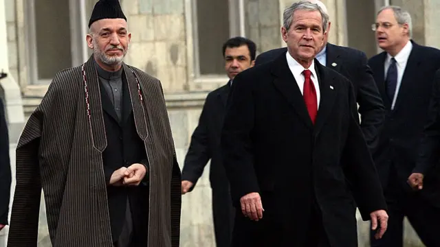 Presidentes Karzai y Bush.