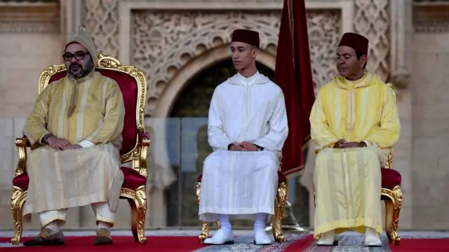Le roi du Maroc (à gauche) aux côtés de son fils, le Prince héritier (au centre) et son frère (à droite).