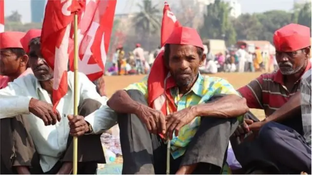 मोर्चासाठी जमलेले शेतकरी