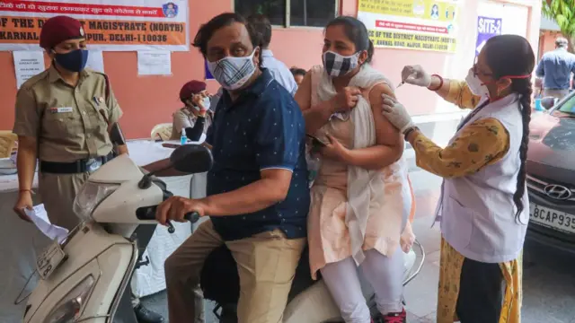 રસીકરણ કેન્દ્ર પર રસી લેતા મહિલા