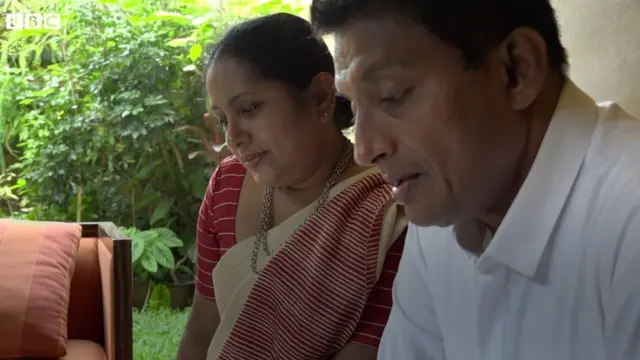 "අපි හම්බන්තොට රෝහලේ ඉඳගෙන ඉන්න කොට පුදුම විදිහට මළ සිරුරු ගෙනාවා. ඒවා ගේන ගේන සැරයට අපි දෙන්නා කරන වැඩේ ගිහිල්ලා ළමයින්ගෙ මූණු බලනවා. එදා රෑ වෙනකම් දරුවෝ දෙන්නගෙන් කාවත් හමුවුණේ නෑ"