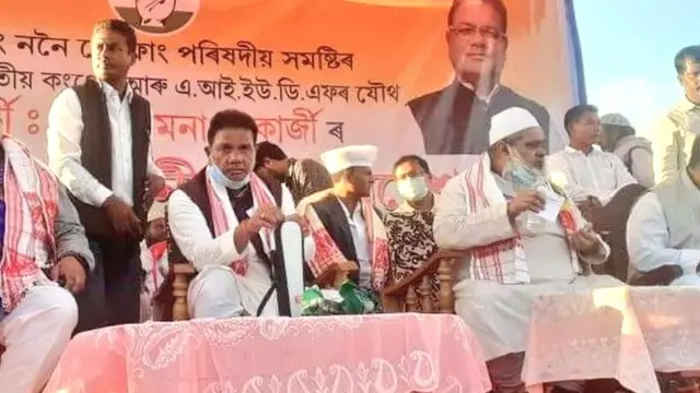 एआईयूडीएफ़ प्रमुख बदरुद्दीन अजमल (दाएं) के साथ कांग्रेस नेता