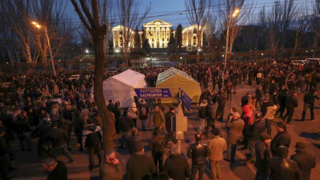 Палатки оппозиции у парламента