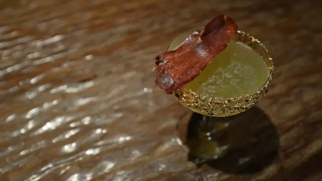 ค็อกเทลลาบหมู เสิร์ฟพร้อมกับเบคอน ตัวแทนรสชาติภาคอีสาน