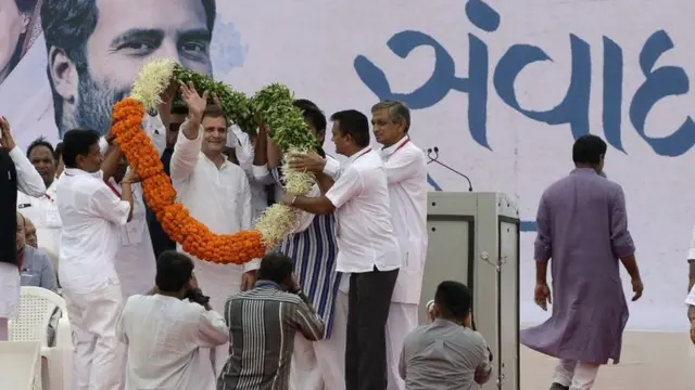 ગુજરાતના એક કાર્યક્રમમાં રાહુલ ગાંધીનું ફૂલહારથી સ્વાગત કરતા નેતાઓ