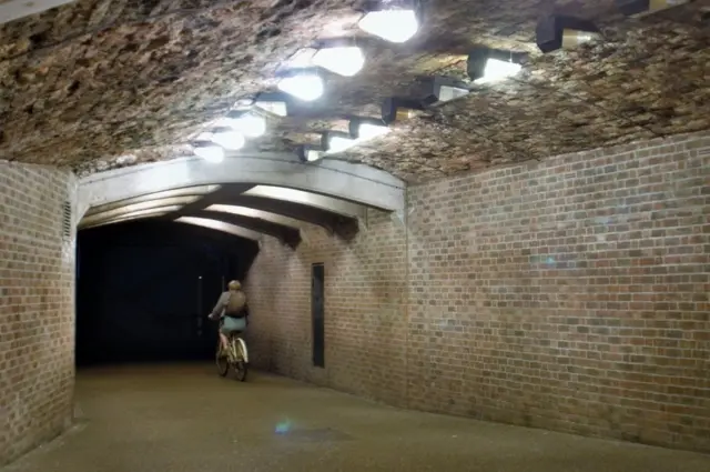 Ciclista en un túnel