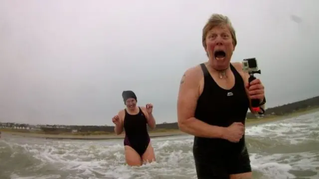 السباحة في الماء البارد