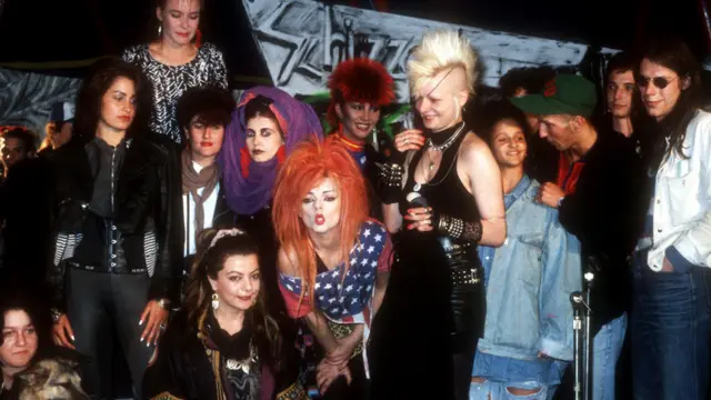 Nina Hagen (mi.), dahinter li. Lene Lovich, re. Romy Haag (Travestie-Star), Gäste, Aufnahmen zur TV-Show "Café Paradise" (für US-Kabelfernsehen) am 01.06.1987 in Berlin, Deutschland. (Photo by Peter Bischoff/Getty Images)