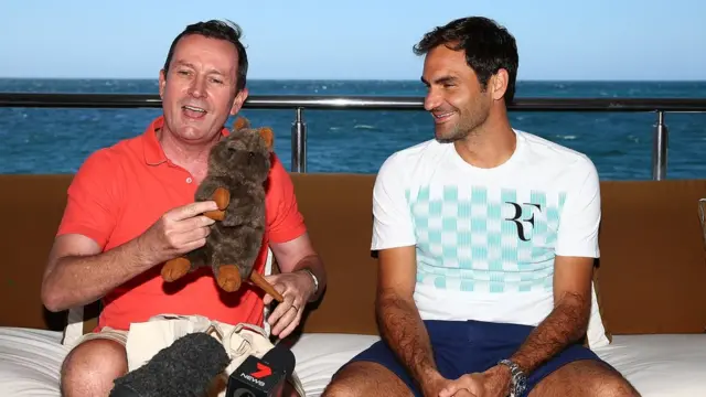 Roger Federer recibiendo un quokka de juguete de manos del primer ministro de Australia Occidental Mark McGowan