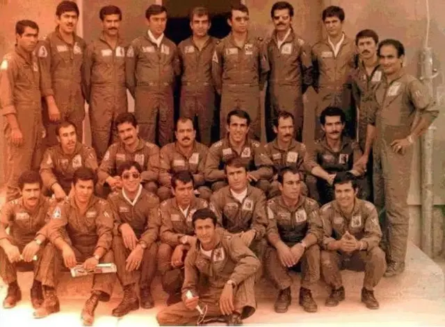 خلبانان اف-۵ پایگاه دوم شکاری تاکتیکی تبریز پس از انتقال هواپیماهایشان به پایگاه نیمه کاره دهم شکاری تاکتیکی چابهار در رزمایش تجن