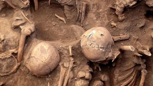 В 2013 году, когда мостовую вскрыли, чтобы добраться до канализационной системы города, было найдено не менее 63 скелетов, относящихся к доколониальному периоду