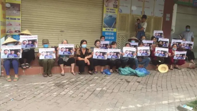 Người dân Dương Nội tới dự phiên tòa nhưng không được vào
