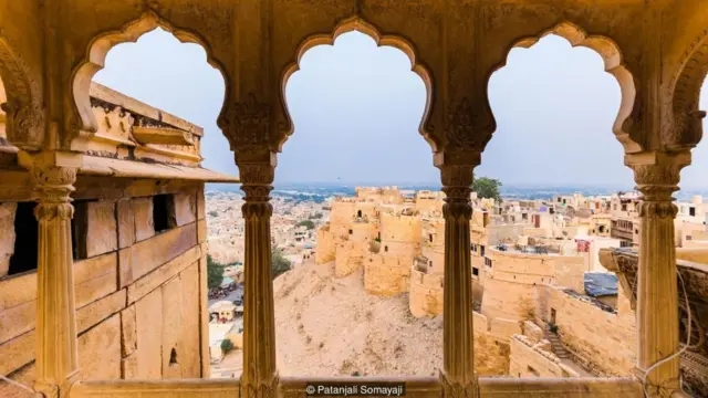 Benteng itu kini menjadi monumen warisan yang dilindungi di mana penduduknya dilarang menjual properti mereka kepada pihak luar dan mengubah fasade bangunan mereka