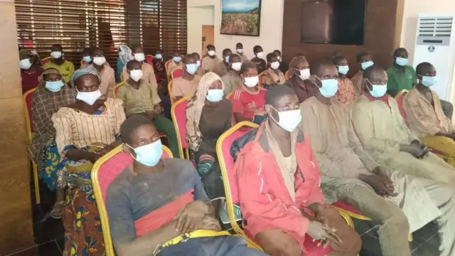 Di students and other victims for government house dey wait medical personnel