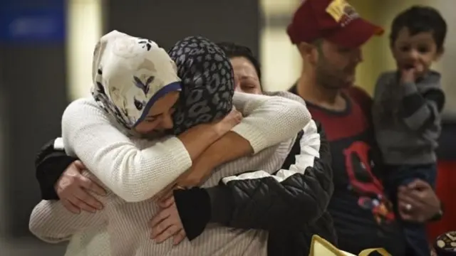 உறவினரோடு கட்டிதழுவும் உறவுகள்