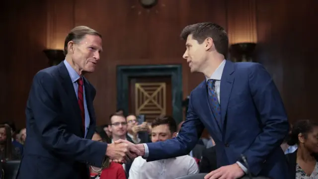 美國參議員理查德·布盧門撒爾和阿爾特曼在聽證會上握手。