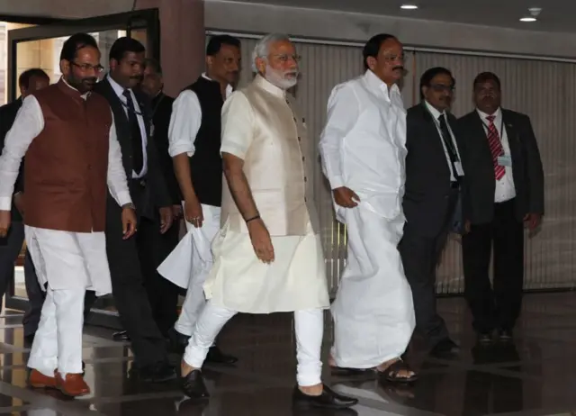 મુખ્તાર અબ્બાસ નક્વી અને વૈંકેયા નાયડૂ સાથે નરેન્દ્ર મોદી