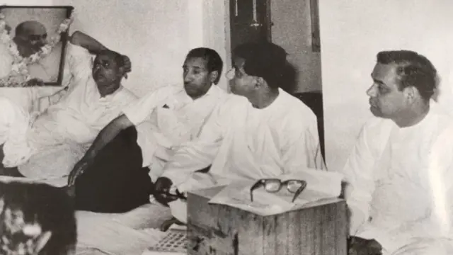 बाएं से दूसरे बलराज मधोक, और दाएं से पहले अटल बिहारी वाजपेयी