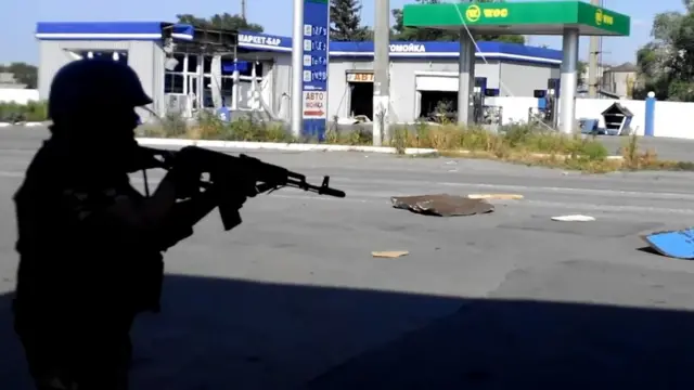 Боєць з автоматом