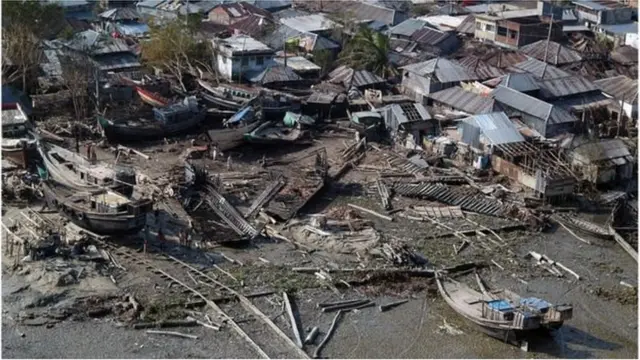 উপকূলীয় এলাকার বেশিরভাগ ঘর-বাড়ি কাঁচা হওয়ার কারণে ঘূর্ণিঝড়ের প্রভাবে অধিকাংশই ভেঙ্গে পড়ে