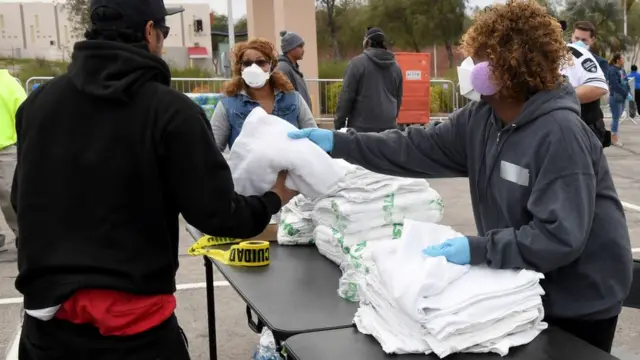 အိမ်ရာမဲ့တွေအတွက် ကိုဗစ်ကာကွယ်ရေး ယာယီနားခိုရာဆောင်မှာ လိုအပ်တဲ့ပစ္စည်းတွေဝေငှပေးနေပါတယ်။