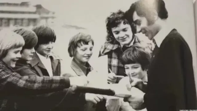 Qizcha kiyingan yigitning video