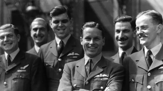 Гай Гибсон (третий справа)