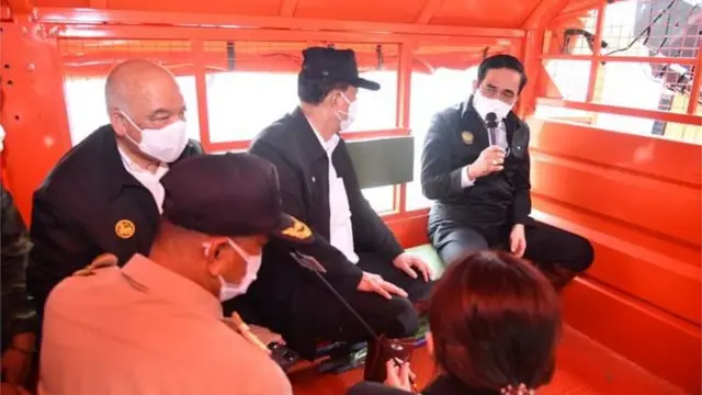 ปลัดกระทรวงมหาดไทย, รมว.มหาดไทย และนายกฯ ระหว่างตรวจน้ำท่วมเมื่อ 26 ก.ย.