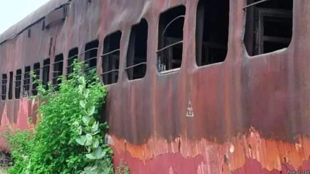 ગોધરામાં આગમાં સળગેલો ટ્રેનનો ડબ્બો