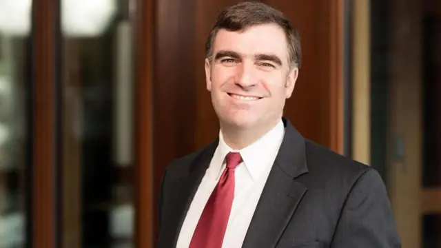 آدم كلينباوم، أستاذ إدارة الأعمال بجامعة دارموث