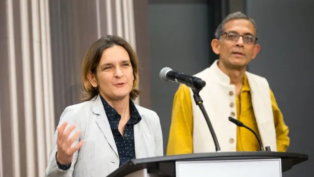 Esther Duflo y Abhijit Banerjee