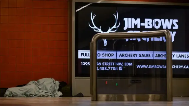 Бездомный спит у входа в метро