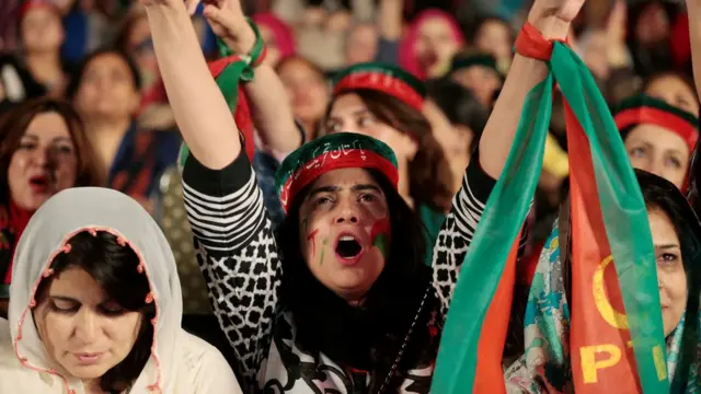 پی ٹی آئی اے جلسے میں خواتین