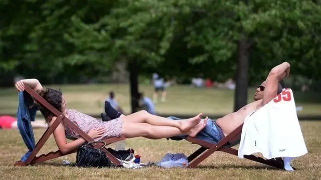 在公园树荫下乘凉的英国人