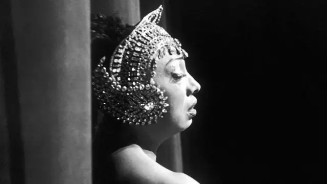 બેકરનું પૂરું અને સાચું નામ ફ્રેડા જોસેફાઈન મેકડૉનાલ્ડ હતું