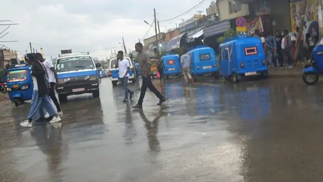 ኣብ ከረማ መቐለ ከም ቐንዲ ህዝባዊ መጓዓዝያ ዘገልግላ 'ባጃጅ' ንከተማ መቐለ ሕብራ ሰመያዊ ምስ ኣምሰልኦ'የን